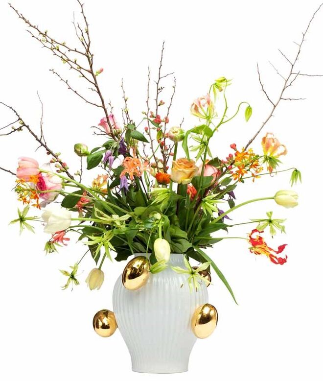 Jardim interior | As flores transmitem vida e alegria, por isso tê-las em casa é sempre uma boa opção. Não tenha medo de exagerar: coloque-as em vasos grandes e transparentes ou jarras vistosas com água e distribua por toda a casa. Além de bonito, irá harmonizar o ambiente e colorir o espaço.