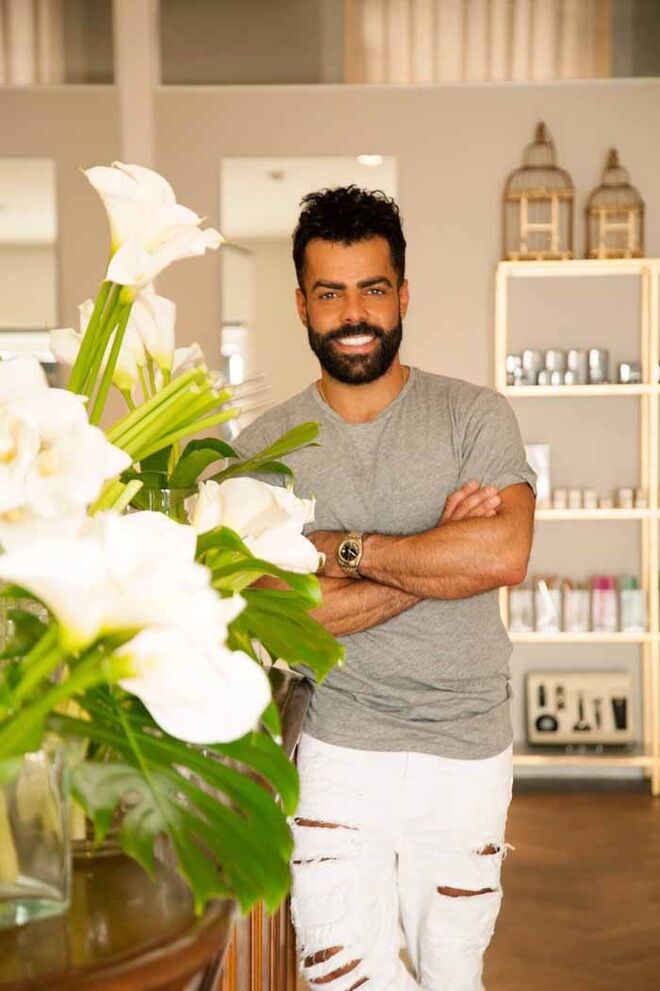 Dino Gonçalves | O designer de interiores aliou os conhecimentos técnicos da arquitetura à criatividade, renovando diariamente a sua inspiração “na rua, em viagens, na opinião dos clientes e, acima de tudo, na humildade e no facto de não ter medo de ser feliz e natural”. Recentemente, inaugurou a sua exposição Backstage baseada em 14 anos de pintura de quadros de grandes dimensões. Conta, ainda, com alguns projetos de decoração em Lisboa, uma casa em Londres e concorreu a um projeto de grande dimensão no Algarve. dbydinogoncalves@blogspot.pt 