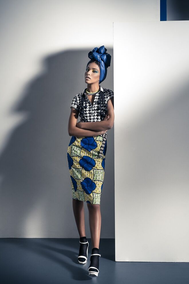 AFRICAN POWER | Produção: Ana Marques Modelo: Raquel Sampaio para L'Agence | Polo FRED PERRY na Farfetch, Saia ROSELYN SILVA, Cachecol usado como turbante INTIMISSIMI,  Colares, cinto e sapatos da produção, Meias CALZEDONIA