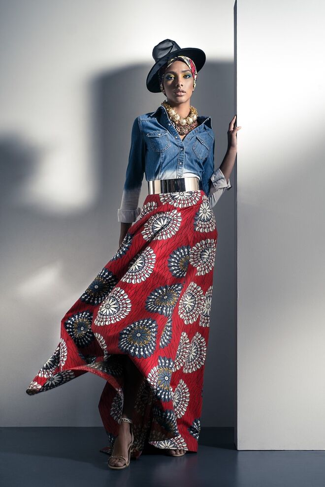 AFRICAN POWER | Produção: Ana Marques Modelo: Raquel Sampaio para L'Agence | Camisa de ganga LEVIS, Saia ROSELYN SILVA, Chapéu BIMBA Y LOLA, Colares VALENTIM QUARESMA, Cinto ROSELYN SILVA na Veste Couture, Sapatos da produção 