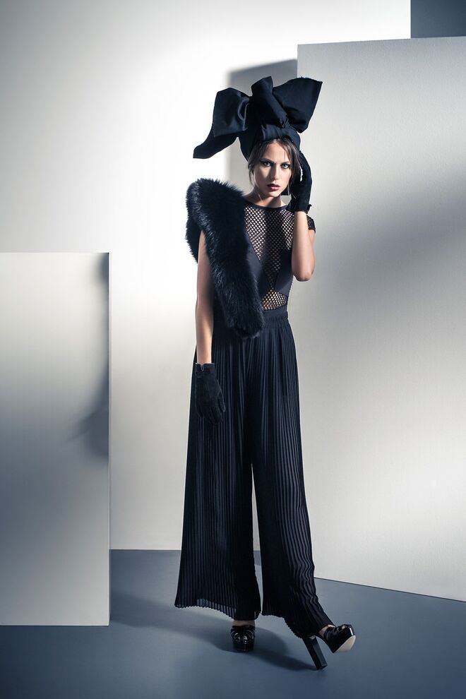 NOIR DE JOUR, NOIR TOUJOURS | Styling: Carlota Botelho Modelo: Sofia Marques da Costa, L'Agence | Body Tina-Nizza na 39th concept Store; Calças-Produção; Acessório de cabeça-Produção; Estola de pelo- Produção; Luvas- Produção; Sapatos-Zara