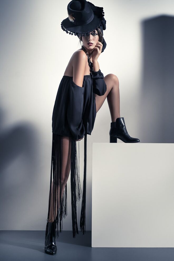 NOIR DE JOUR, NOIR TOUJOURS | Styling: Carlota Botelho Modelo: Sofia Marques da Costa, L'Agence | Camisa Rose - Oka; Saia-Rosse Fischer na 39th Concept Store; Chapéu – Produção; Acessório de cabeça-Produção; Colar- Ladrón de Arete na 39th Concept Store; Sapatos-Zara