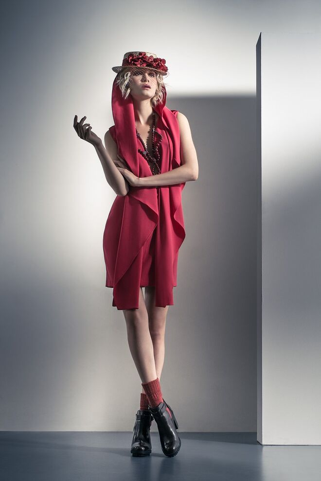 LOST IN THE WOODS | Styling: Inês Tavares Modelo: Sylwia K, L'Agence | Vestido, € 50, ZARA; Chapéu, € 62, CATA VASSALO; Colar, € 15, H&M; Meias, da produção; Botins, € 20, ZARA.