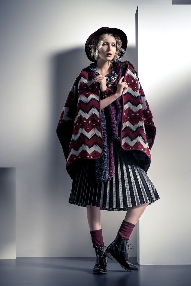 LOST IN THE WOODS | Styling: Inês Tavares Modelo: Sylwia K, L'Agence | Capa, Billabong; Casaco, € 700, UrsoTigre; Saia, € 30, ZARA; Chapéu, € 13, Stradivarius; Colar, € 80, CATA VASSALO; Pulseira, Não Só Roupa; Meias, € 4, Stradivarious; Botins, € 175, Dkode