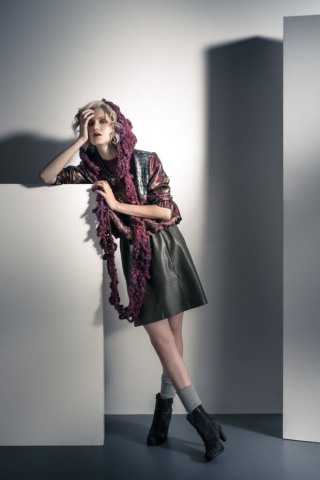 LOST IN THE WOODS | Styling: Inês Tavares Modelo: Sylwia K L'Agence | Camisola, € 10, H&M; Casaco, € 60, H&M; Saia, € 16, ZARA; Capuz, UrsoTigre; Colar, € 20, H&M; Colar, Não Só Roupa; Meias, € 4, Stradivarious; Botins, € 156, DKode