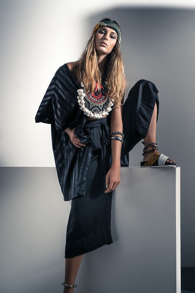 EXOTIQUE | Styling: Maria Falé Modelo: Sofia Marques da Costa, L'Agence | Casaco e pulseira do pé esquerdo da produção; Calças Zara; Lenço e pulseiras “Antes de…”; Colar 39ª Concept Store; Sandálias Ricardo Preto 