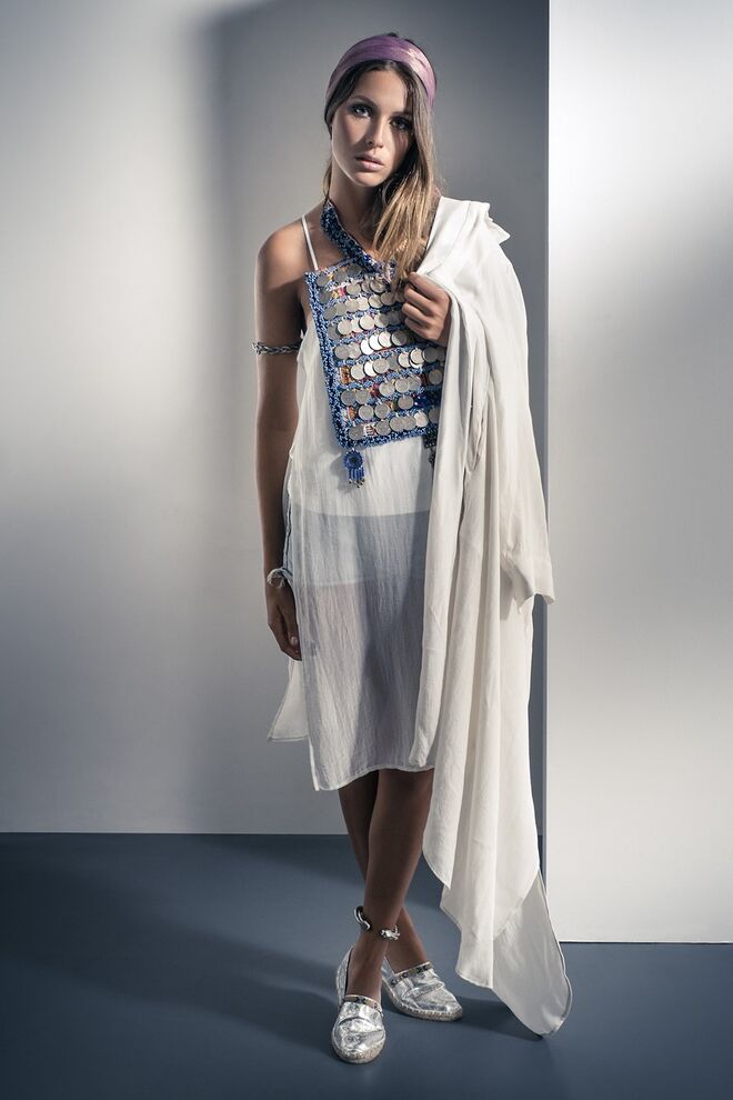 Exotique | Styling: Maria Falé Modelo: Sofia Marques da Costa, L'Agence | Túnica Zara; Camisa H&M; Calções e pulseira do braço da produção;  Lenço e pulseira do pé “antes de…”; Colar e sapatos 39ª Concept Store