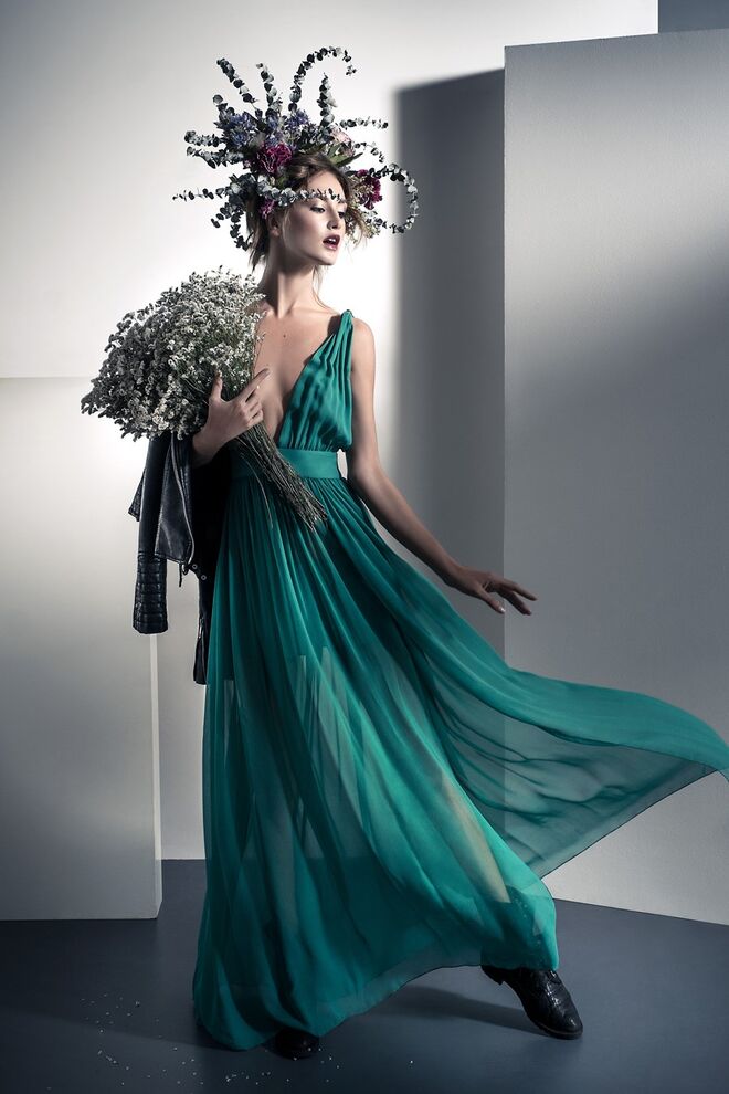 LET IT BLOOM | Styling: Marta Pascoalinho Modelo: Sveta Kafafova | Acessório de cabelo, Vestido - Marta Pascoalinho,  Casaco de cabedal, botas – Produção