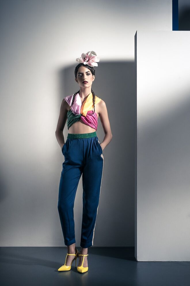 FRIDA OH FRIDA | Styling: Tânia Nunes Rodrigues Modelo: Margarida, Just | Lenços, produção; Calças e cinto, Hoss Intropia no El Corte Inglês; Sapatos, Zara