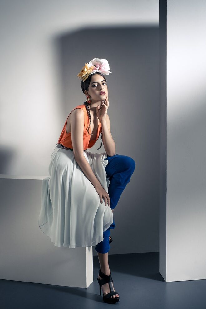 FRIDA OH FRIDA | Styling: Tânia Nunes Rodrigues Modelo: Margarida, Just | Top e cinto, Hoss Intropia no El Corte Inglês; Saia, Ted Baker no El Corte Inglês; Calças, produção; Sandálias, Zara.