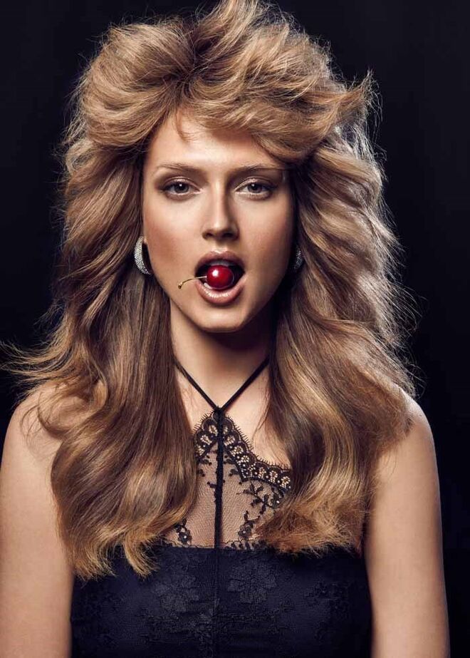 Body em renda e poliamida, Intimissimi (preço sob consulta). Brincos em metal com cristal Pointiage®, €119, Swarovski.