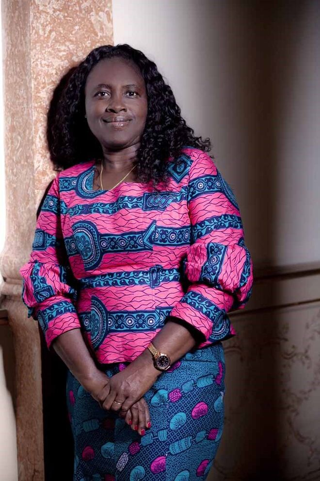 Fatumata Djau Baldé é presidente do Comité Nacional para o Abandono das Práticas Nefastas à Saúde da Mulher e da Criança, uma rede de organizações da sociedade civil da Guiné-Bissau, que conta com o apoio de organismos internacionais na luta pela erradicação da MGF e promoção dos direitos humanos. Antes, foi ministra do Turismo, da Solidariedade Social e dos Negócios Estrangeiros. Nas duas semanas que esteve em Portugal, estabeleceu contactos com organismos oficiais e ONGD’s e reuniu com as comunidades guineenses residentes na região da Grande Lisboa, onde teve oportunidade de divulgar a legislação que criminaliza a prática de MGF e alertar para os perigos que a prática comporta para a saúde sexual e reprodutiva das mulheres.