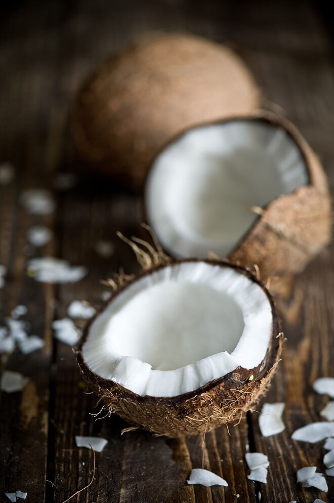 9. Coco | Uma fruta tropical, o coco rejuvenesce, hidrata e sacia, e a sua polpa dá energia extra. Aliar o coco a uma dieta de baixas calorias derrete sete vezes mais a gordura abdominal. 