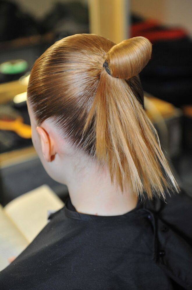 Vasco Freitas para Luis Buchinho - Passo 5: Ripar o rabo de cavalo para criar mais volume, sobretudo nos cabelos mais finos, e depois dobrar o rabo de cavalo e prender com outro elástico. Terminar o penteado com o hairspray Quick Dry 18 para limpar os cabelos soltos e aplicar o Shine Flash 2 para o brilho final. Para finalizar passar a placa pelas pontas do cabelo para alisar e espetar.