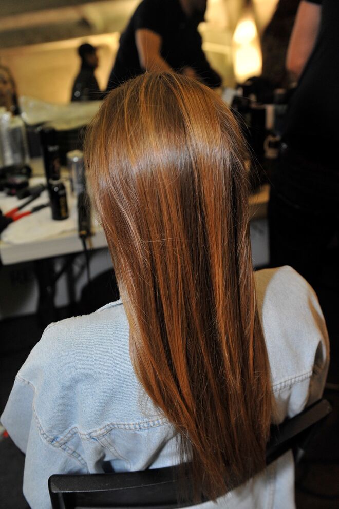 21-08Vasco Freitas para Hibu - Passo 1: Aplicar o protetor de cabelo Fabricate 3, escovar e esticar o cabelo com placa ou secador e escova redonda.