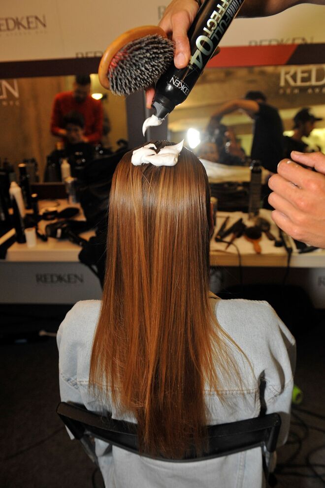 Vasco Freitas para Hibu - Passo 2: No topo da cabeça, aplicar a espuma Full Effect 04, para criar um efeito de espelho, uma aparência lisa e acrílica.