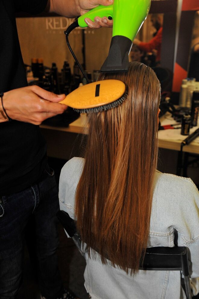 Vasco Freitas para Hibu - Passo 3: Utilizar um secador com aplicador para ir fixando o produto e evidenciar ainda mais o efeito de espelho. Deve ir aplicando também o Quick Dry 18. 2.