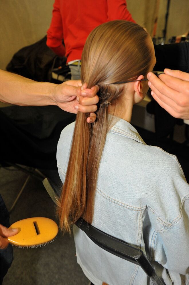 Vasco Freitas para Hibu - Passo 4: Fazer um risco na linha das orelhas e prender a parte de cima do cabelo. Terminar com a utilização da placa para esticar e alisar ainda mais o comprimento do cabelo.