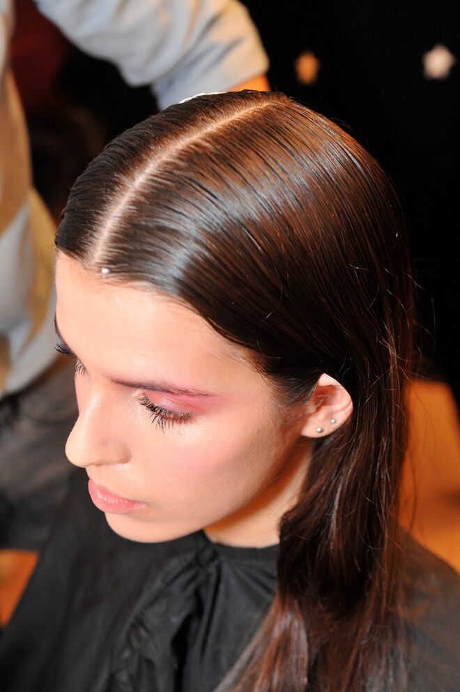 Vasco Freitas para Katy Xiomara - Passo 1: Fazer um risco ao meio por toda a cabeça e aplicar a espuma Full Effect 04.