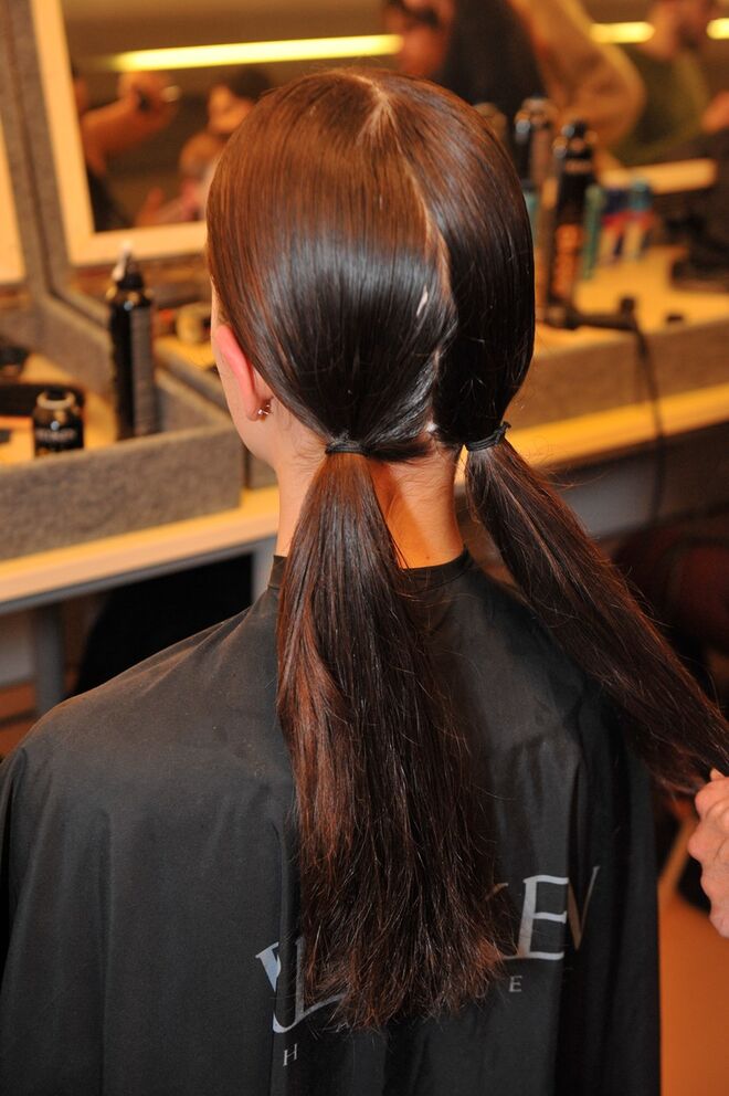 Vasco Freitas para Katy Xiomara - Passo 2: Separar o cabelo em duas madeixas laterais em baixo, e prender com um rabo de cavalo.