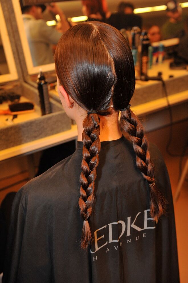 Vasco Freitas para Katy Xiomara - Passo 3: Fazer uma trança em cada uma das madeixas laterais e aplicar Quick Dry 18 para dominar os cabelos mais rebeldes.