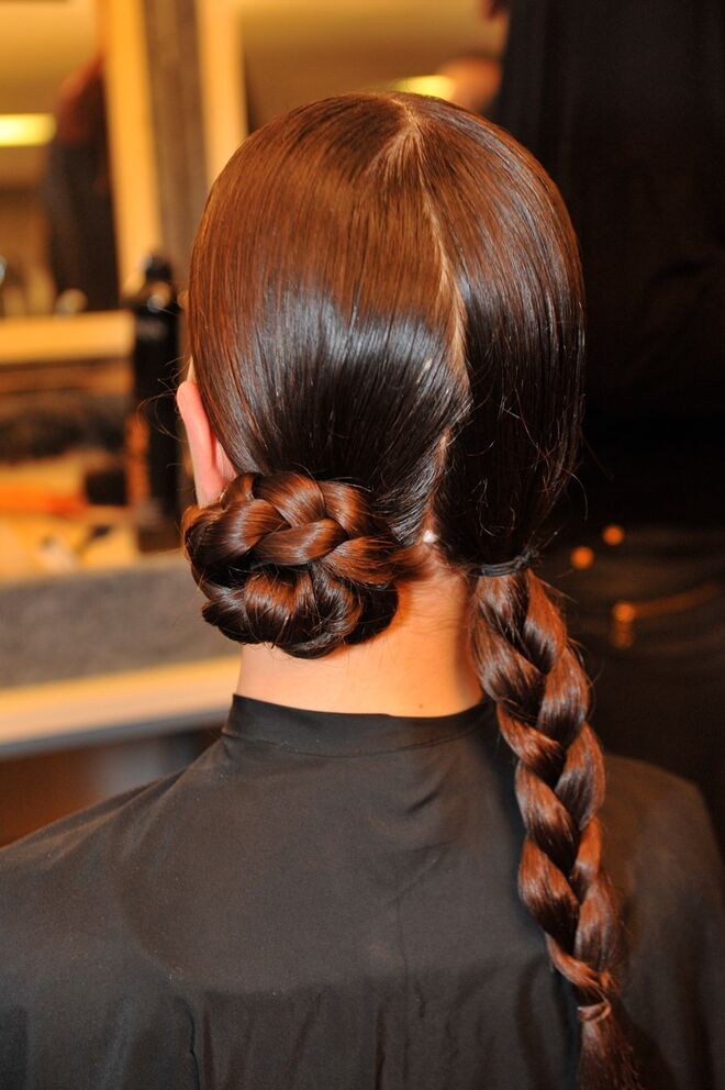 Vasco Freitas para Katy Xiomara - Passo 4: Enrolar a trança nela própria criando um apanhado que se prende com ganchos invisiveis. Finalizar com o ShineFlash 2.