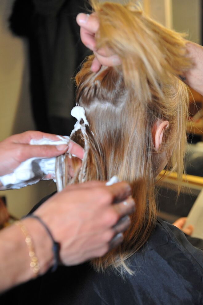 Vasco Freitas para Luis Buchinho - Passo 1: Aplicar por todo o cabelo espuma Full Effect 4, escovar e secar com o secador puxando o cabelo todo para trás.