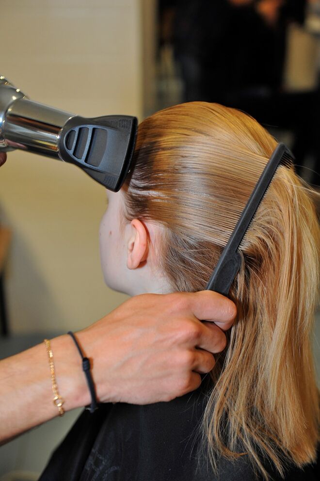 Vasco Freitas para Luis Buchinho - Passo 2: À medida que se vai puxando com a escova e secador com aplicador, ir aplicando os hairsprays Quick Dry 18 e Quick Tease 15, para que o cabelo fique o mais liso e puxado possível.