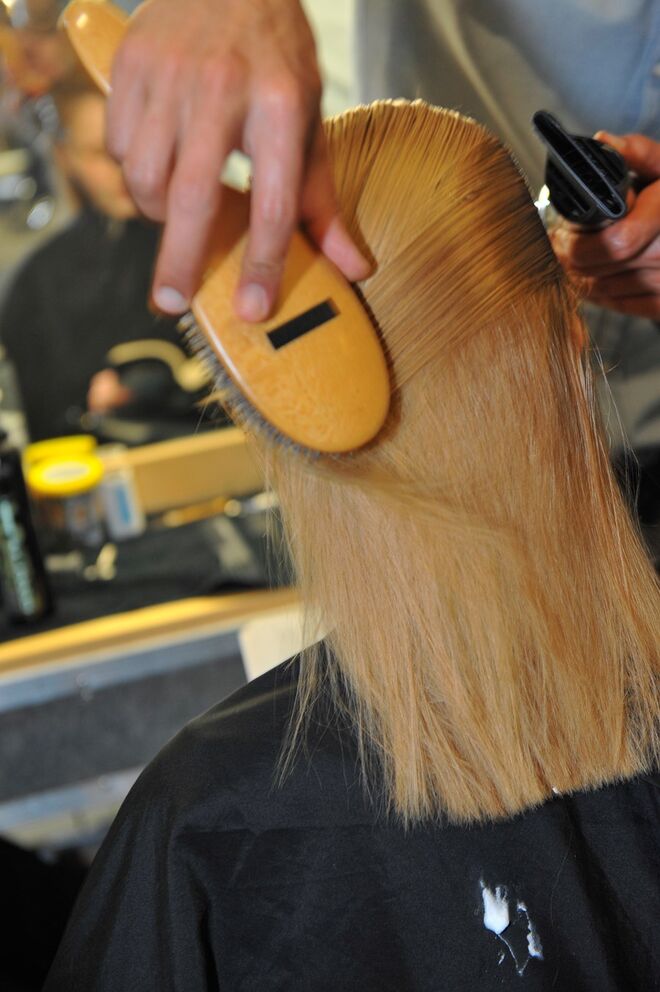 Vasco Freitas para Luis Buchinho - Passo 3: À medida que se vai puxando com a escova e secador com aplicador, ir aplicando os hairsprays Quick Dry 18 e Quick Tease 15, para que o cabelo fique o mais liso e puxado possível.