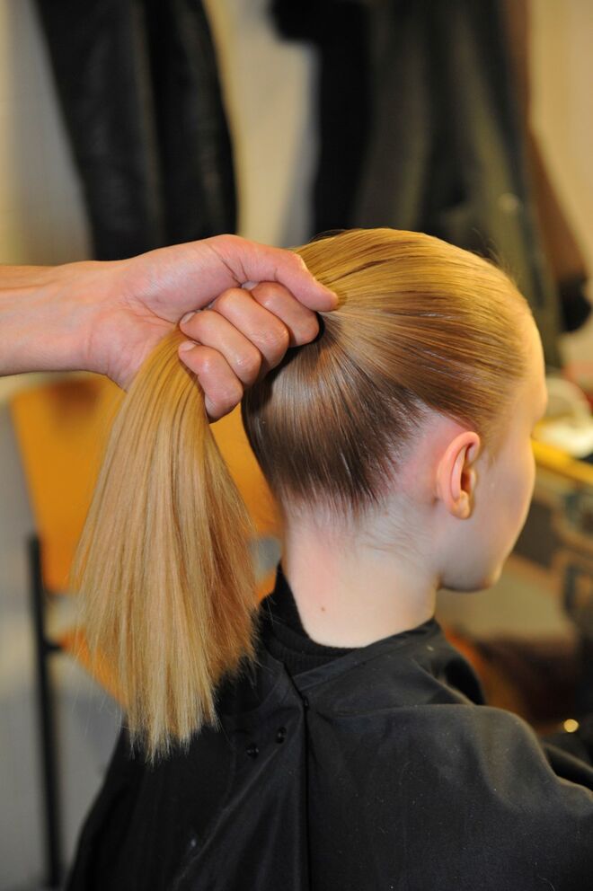 Vasco Freitas para Luis Buchinho - Passo 4: Ir puxando o cabelo sempre para trás até fazer um rabo de cavalo muito puxado.