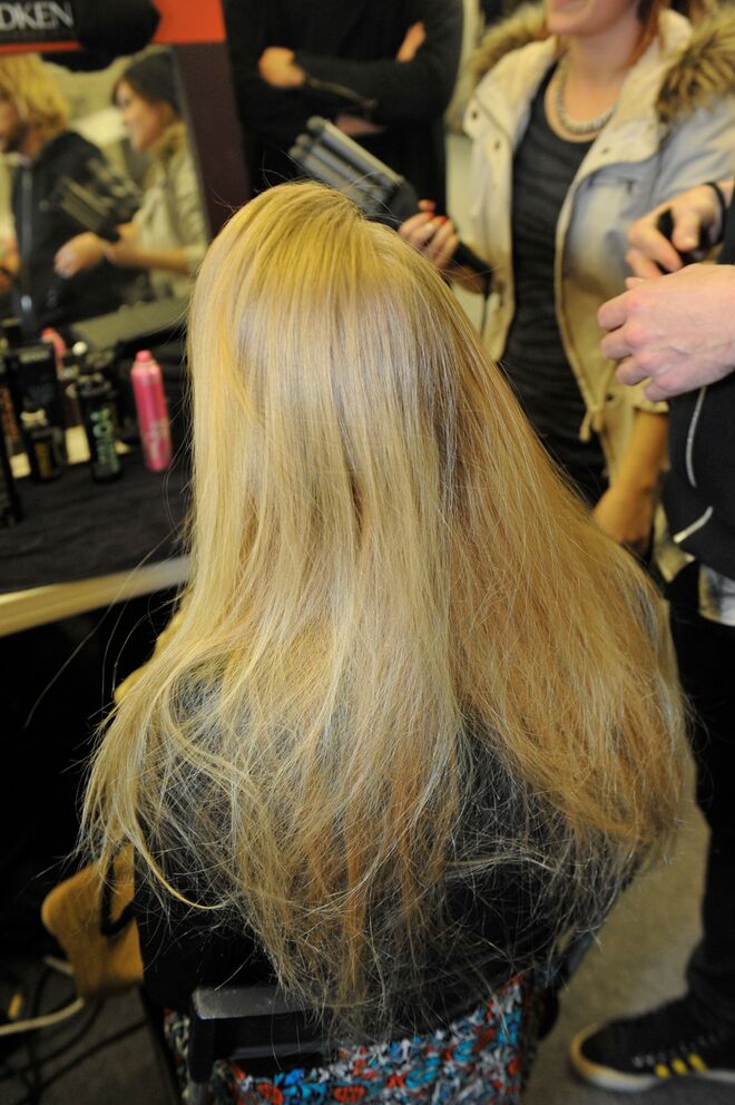 Helena Vaz Pereira para Alves e Gonçalves - Passo 1: Escovar bem o cabelo e aplicar o Fabricate 3. Fazer risco ao lado com um pente fino e escovar novamente o cabelo.