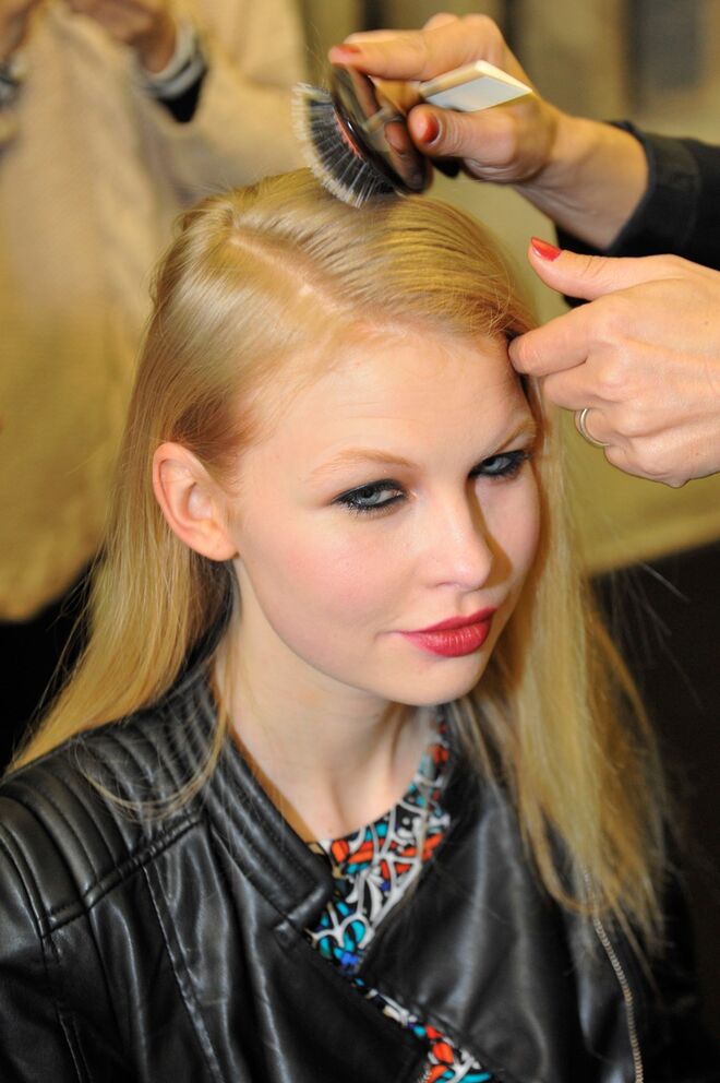 Passo 2:  Nos cabelos mais finos, pode aplicar o Pillow Proof para ajudar a trabalhar mais facilmente o cabelo.