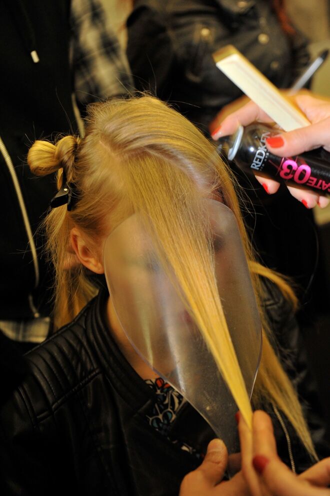 Passo 3: Separar a franja, que irá depois criar o efeito de poupa. Aplicar de novo o Fabricate 3 para proteger o cabelo do calor do ferro de enrolar. 1. 3. 4.