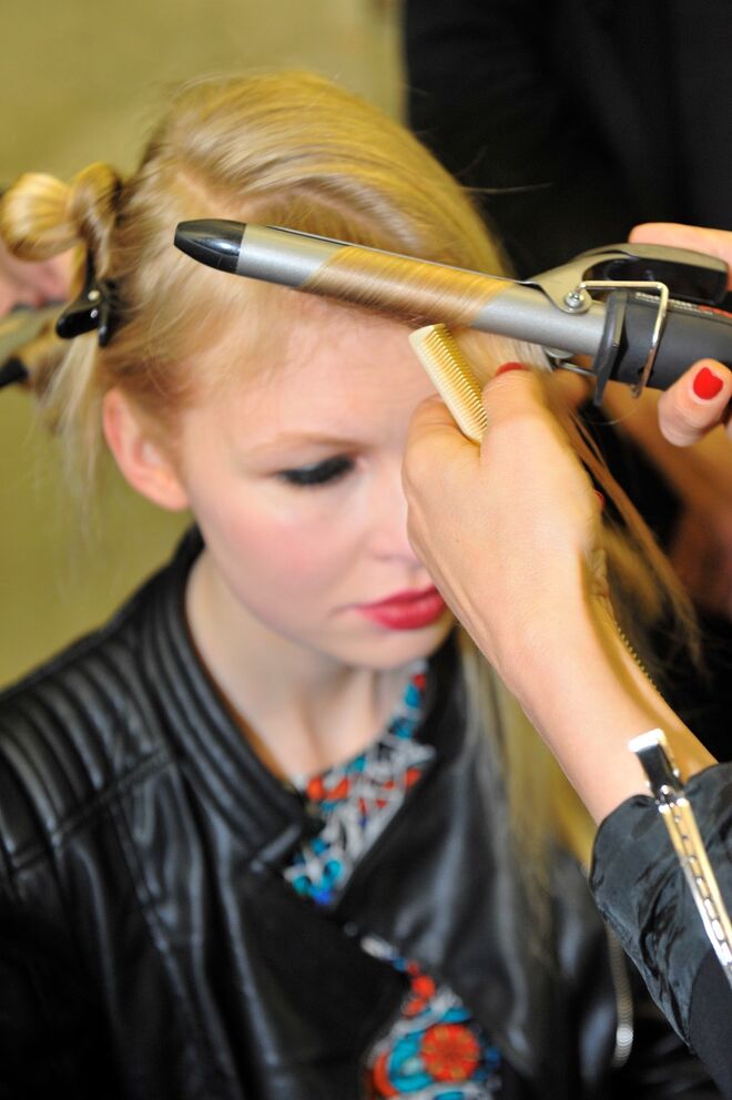 Passo 4: Fazer ondulações por todo o comprimento do cabelo. Para criar este efeito foi utilizado um ferro de enrolar triplo na horizontal, mas poderá utilizar o ferro de enrolar normal. Na franja fazer ondulações mais verticais. Aplicar o Quick Tease 15.