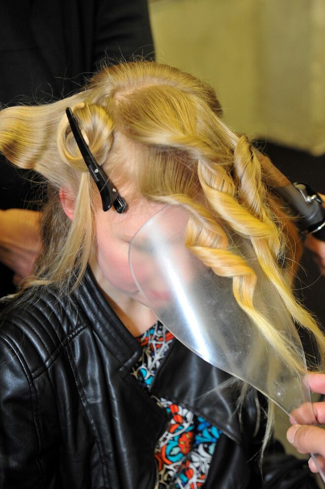 Passo 6: Agarrar o cabelo da frente na lateral com ganchos invisíveis. Para dar um pouco mais de volume poderá ripar levemente por baixo algumas zonas do cabelo. 