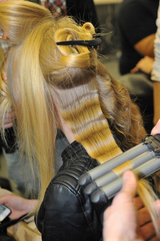 Passo 7: Terminar o look com o hairspray ForceFull 23.