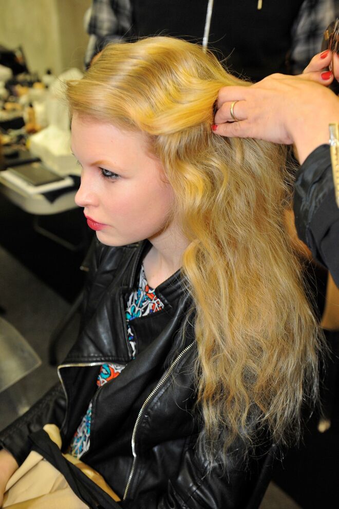 Passo 5: Escovar o cabelo para “desmanchar” as ondulações e criar um efeito messy com volume. 