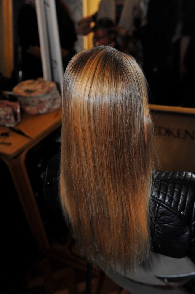 Helena Vaz Pereira para Storytailors - Passo 1: Aplicar o spray Pure Force 20 ou o Quick Tease 15 para dar textura e corpo ao cabelo.