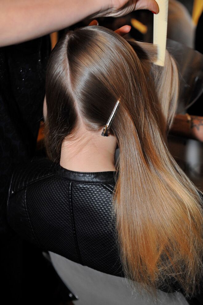 Passo 2: Fazer um risco na diagonal de toda a cabeça e aplicar o hairspray Forcefull 23.