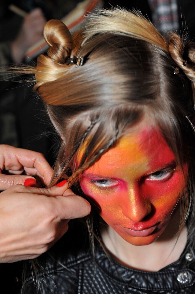 Passo 3: Separar o cabelo em 4 madeixas: 2 grandes e 2 mais pequenas à frente. Nas madeixas mais pequenas fazer pequenas tranças que depois se cruzam e juntam, passando pelo rosto como uma teia sobre a cara.