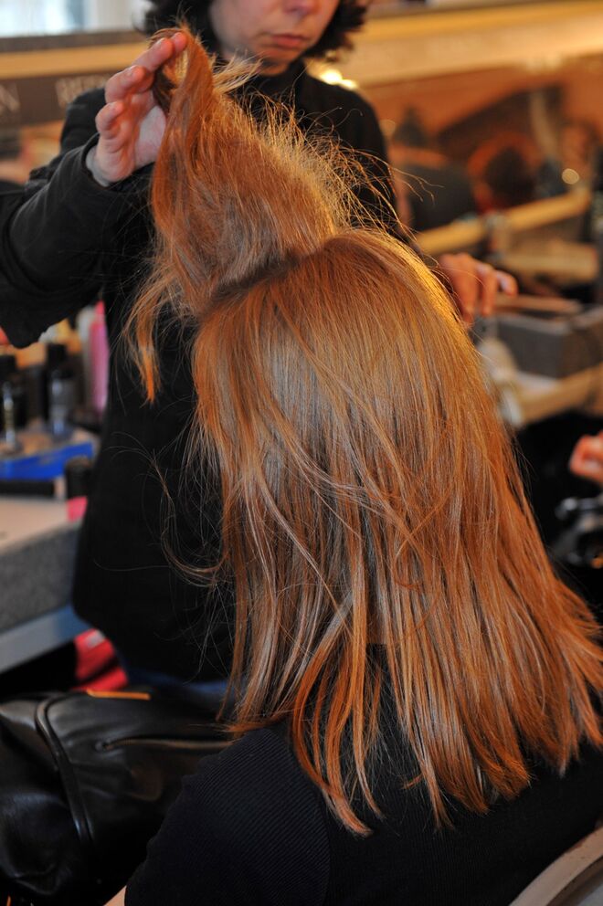 Augusto Morais para Anabela Baldaque - Passo 1: Começar por ripar o cabelo na zona da franja para no final criar uma crista volumosa, aplicando ao mesmo tempo o hairspray Quick Dry 18.