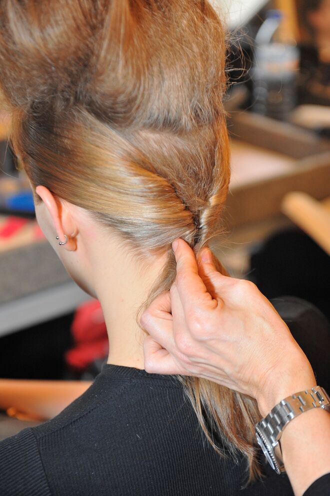 Passo 2: Ripar também o cabelo das laterais da cabeça, que se unem atrás na zona o pescoço e se prendem com ganchos invisíveis.