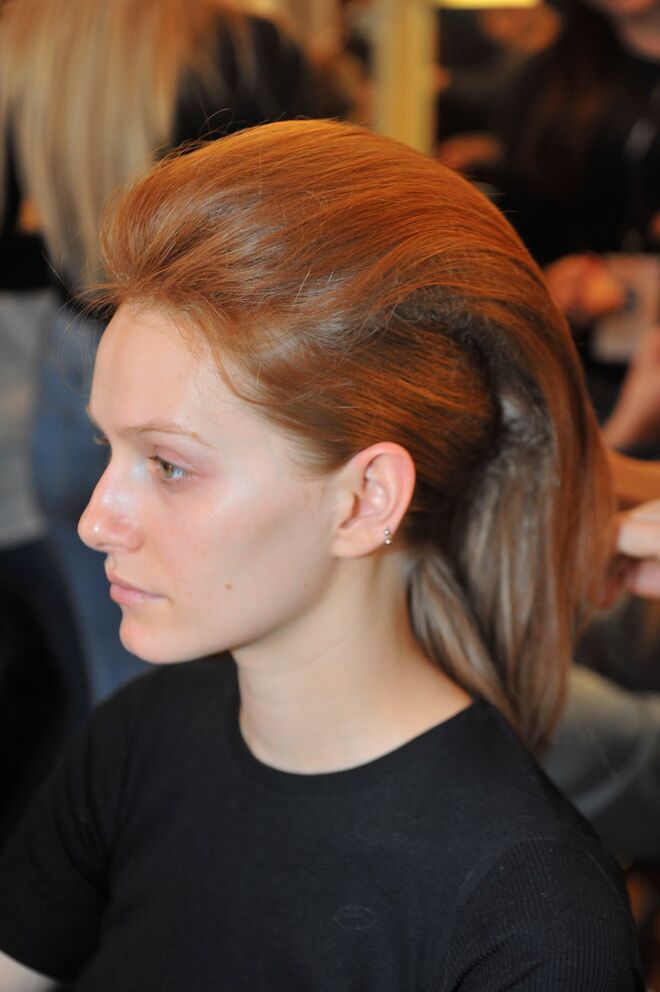 Passo 3: Com uma escova, ir puxando o cabelo ripado para trás, mantendo o volume na zona superior da cabeça.