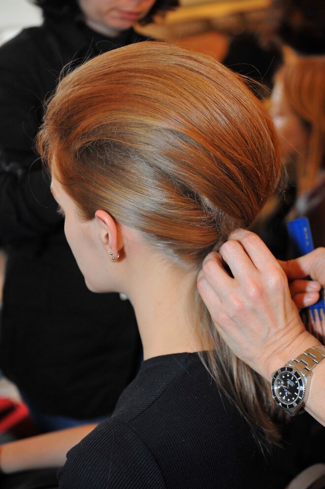 Passo 4: Prender todo o cabelo com ganchos atrás na zona do pescoço e finalizar com o hairspray Quick Dry 18.