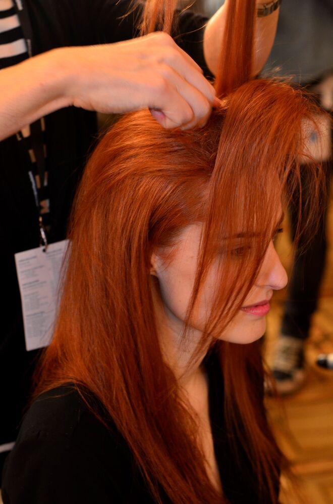 Augusto Morais para Miguel Vieira - Passo 1: Escovar o cabelo e aplicar Pillow Prof para retirar a oleosidade do cabelo.