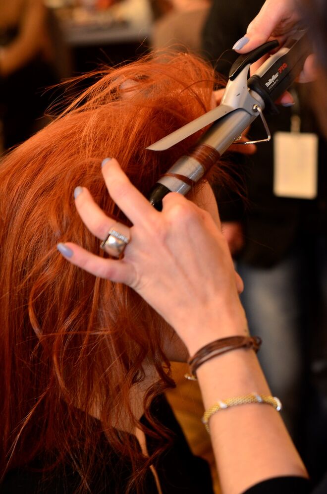 Passo 2: Com a placa de enrolar, criar ondulações por todo o cabelo à medida que se aplica o hairspray Quick Dry 18.