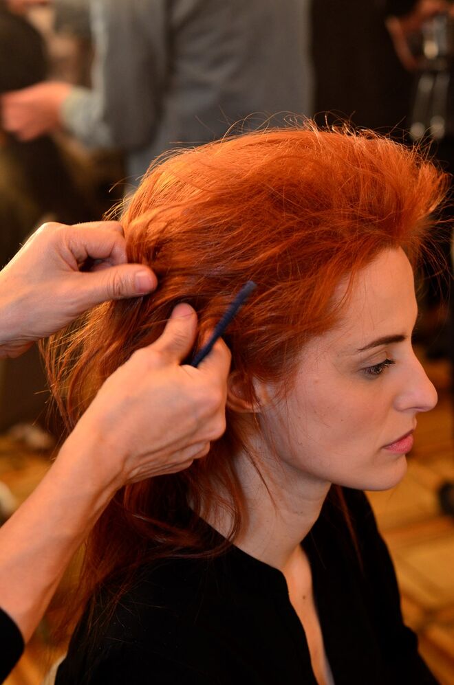 Passo 3: Ir desmanchado e ripando as madeixas de cabelo com os dedos criando volume na zona superior da cabeça.