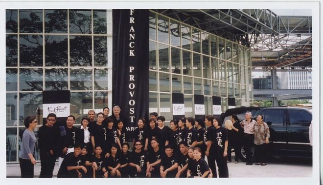 No salão em Manille, com a equipa Franck Provost