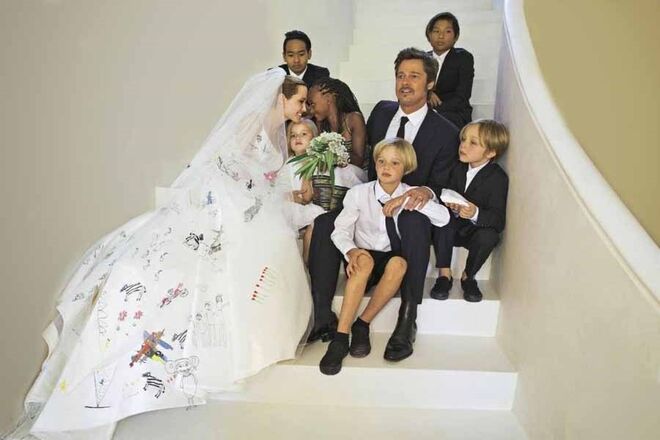 2014 | Brad Pitt e Angelina Jolie no dia do seu casamento com os seis filhos