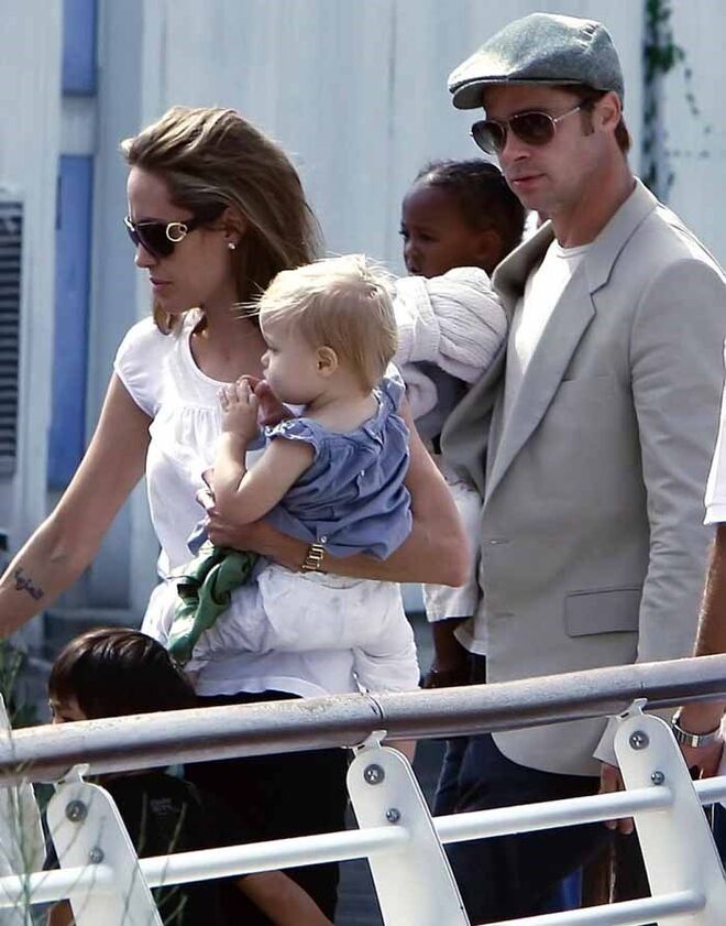2007 | O casal com as filhas Shiloh e Zahara em Veneza